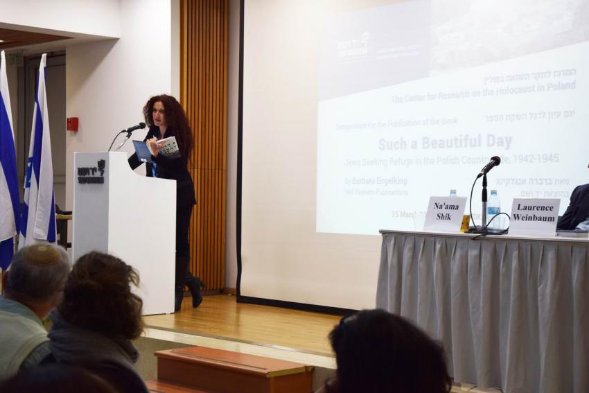 ד"ר נעמה שי"ק, מנהלת מחלקת התקשוב בבית הספר הבין־לאומי להוראת השואה ביד ושם, מנחת הדיון